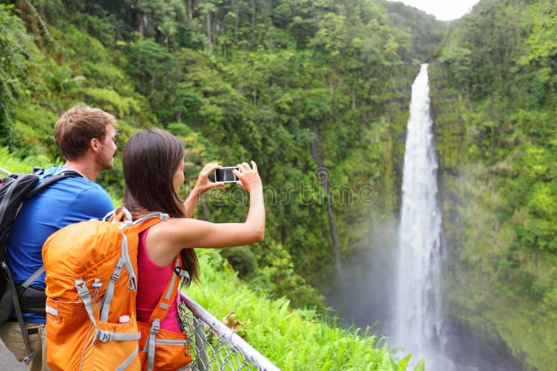 Touristes de couples sur Hawaï par la cascade