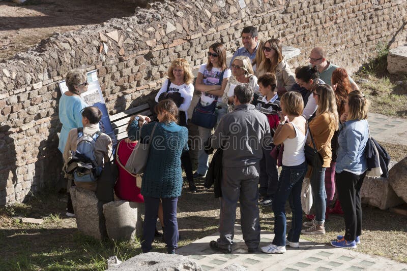 Touristes de groupe avec le guide local Ruines à Rome, Italie photos libres de droits Touristes de groupe avec le guide local Ruines à Rome, Italie photos libres de droits