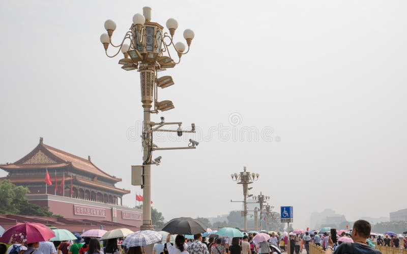 Touristes de masse autour de la tour de porte de Tiananmen dans un jour d'été chaud et brumeux dans Pékin photo libre de droits Touristes de masse autour de la tour de porte de Tiananmen dans un jour d'été chaud et brumeux dans Pékin photo libre de droits