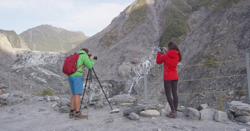 Touristes en prenant des photos de Franz Josef Glacier en Nouvelle-Zélande