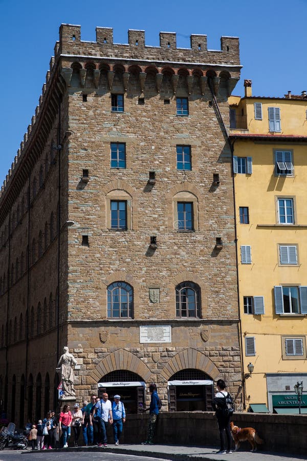 Touristes et gens du pays croisant le pont historique de trinité de saint à Florence image libre de droits Touristes et gens du pays croisant le pont historique de trinité de saint à Florence image libre de droits