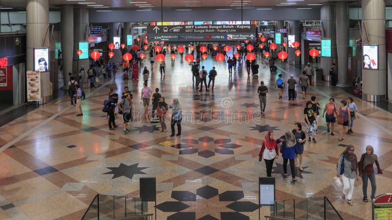 Touristes et personnes locales dans la station de Sentral sur Kuala Lumpu, le hub principal de transport dans la capitale malaisi photo libre de droits Touristes et personnes locales dans la station de Sentral sur Kuala Lumpu, le hub principal de transport dans la capitale malaisi photo libre de droits