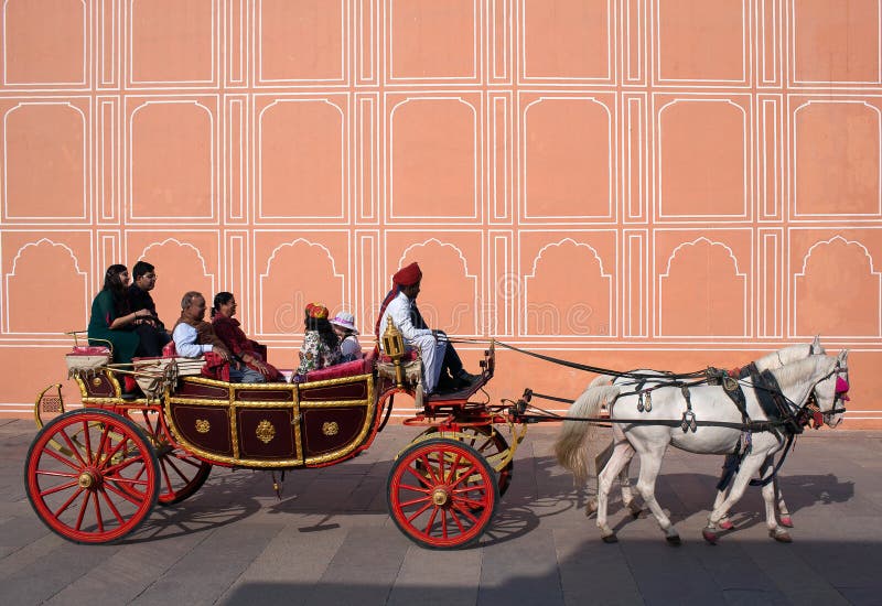 Touristes indiens montant dans un chariot de cheval dans le palais de ville de Jaipur images stock Touristes indiens montant dans un chariot de cheval dans le palais de ville de Jaipur images stock