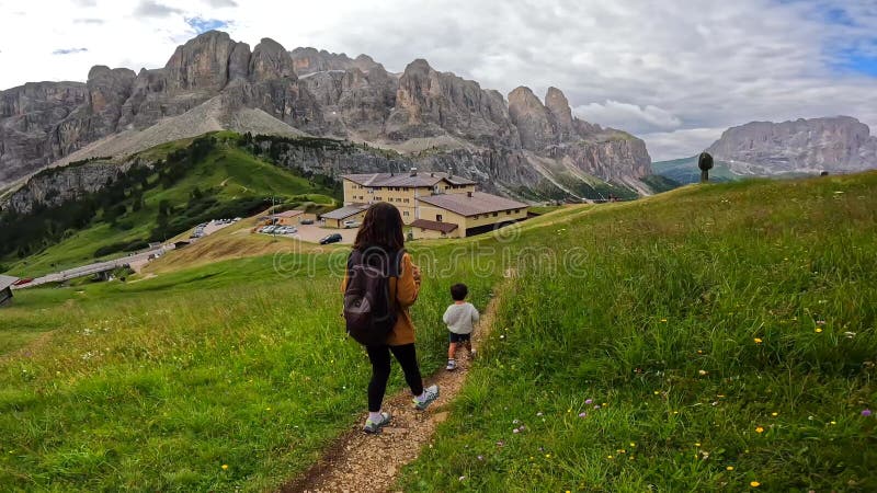Touristes marchant dans les dolomites au col de gardena en été clips vidéos