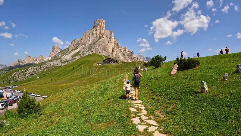 Touristes marchant le long chemin près du col giau à dolomites italie banque de vidéos