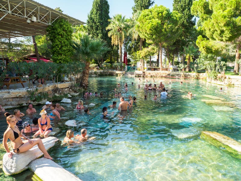 Touristes nageant dans la piscine thermique antique de Cléopâtre à la ville antique de Hierabis, Pamukkale, Turquie image stock Touristes nageant dans la piscine thermique antique de Cléopâtre à la ville antique de Hierabis, Pamukkale, Turquie image stock