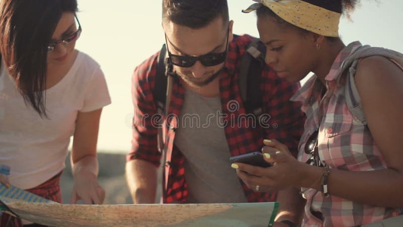 Touristes observant la carte tout en voyageant banque de vidéos