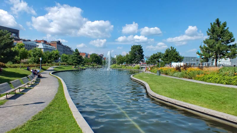Touristes pour une promenade dans la vieille région gauche de parc à vieux Montréal photographie stock Touristes pour une promenade dans la vieille région gauche de parc à vieux Montréal photographie stock