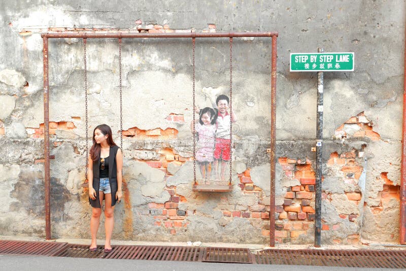 Touristes prenant des photos avec l'art de rue à Georgetown photographie stock Touristes prenant des photos avec l'art de rue à Georgetown photographie stock