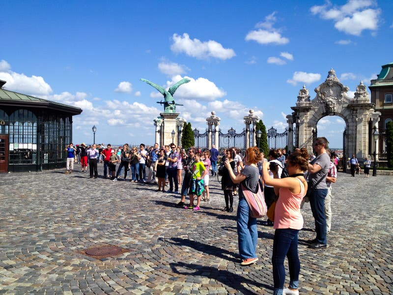Touristes prenant des photos à Budapest