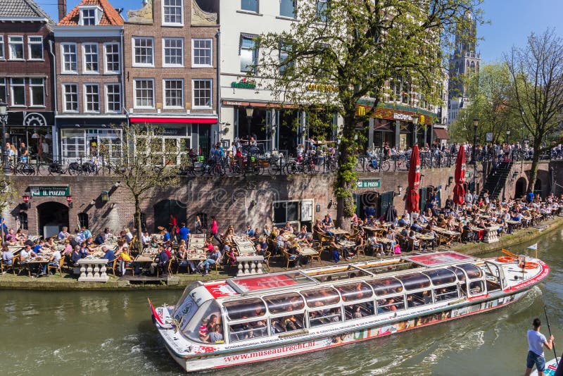 Touristes prenant une visite par les canaux d'Utrecht image libre de droits Touristes prenant une visite par les canaux d'Utrecht image libre de droits