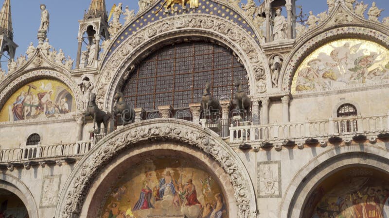 Touristes regardant saint mark basilique façade venise italie banque de vidéos