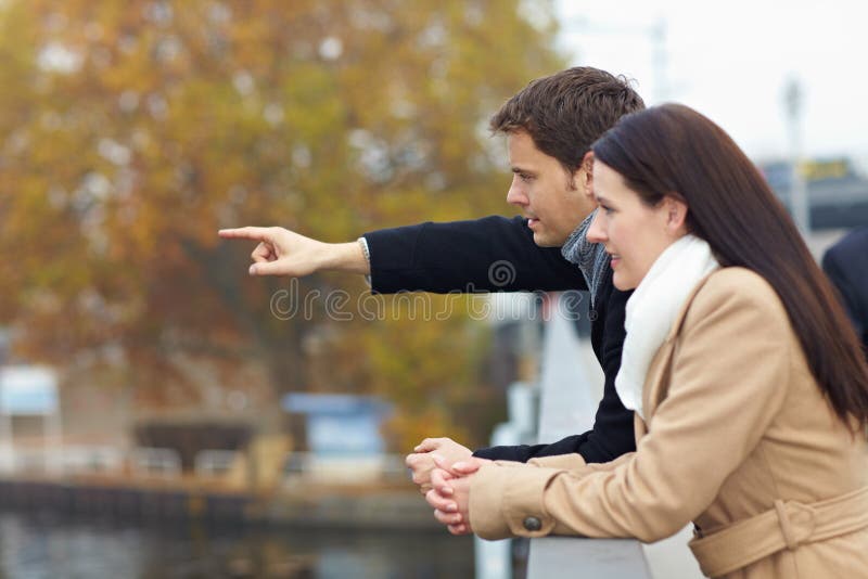 Touristes sur faire de passerelle image stock Touristes sur faire de passerelle image stock