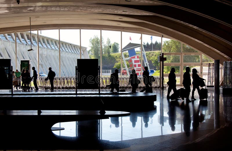 Touristes sur l'aéroport de Bilbao image stock Touristes sur l'aéroport de Bilbao image stock