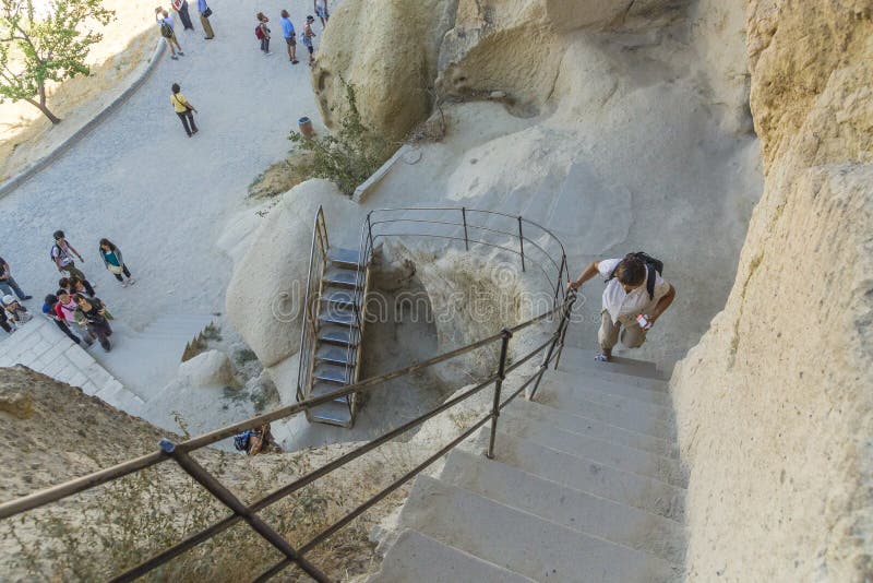 Touristes sur les étapes dans le musée de goreme. image stock Touristes sur les étapes dans le musée de goreme. image stock
