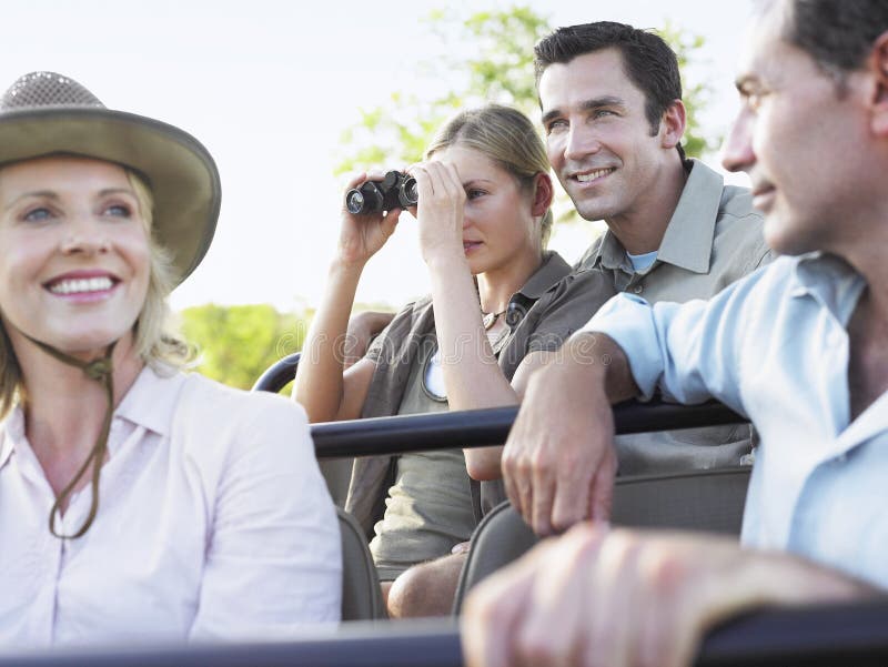 Touristes sur Safari In Jeep image stock Touristes sur Safari In Jeep image stock
