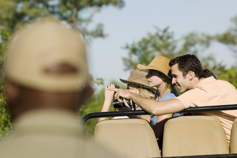Touristes sur Safari Pointing At View photographie stock Touristes sur Safari Pointing At View photographie stock