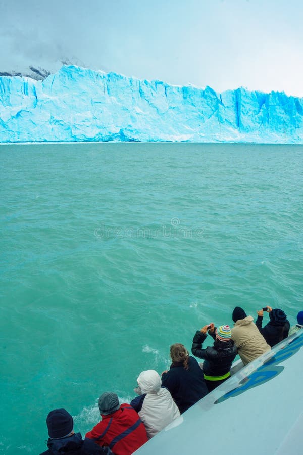 Touristes sur un bateau regardant le Perito Moreno Glacier photos libres de droits Touristes sur un bateau regardant le Perito Moreno Glacier photos libres de droits