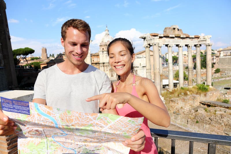 Touristes tenant la carte par Roman Forum, Rome, Italie