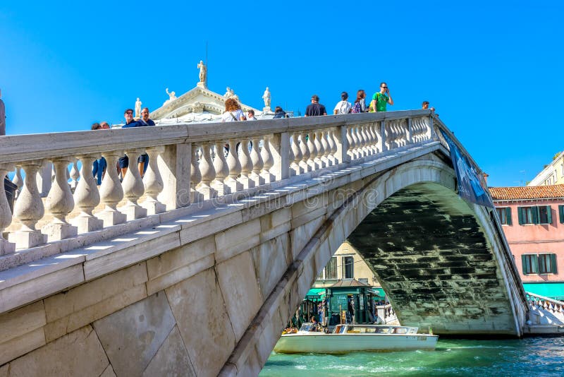 Touristes Venise Italie de Grand Canal de pont de Ponte Degli Scalzi photos stock Touristes Venise Italie de Grand Canal de pont de Ponte Degli Scalzi photos stock