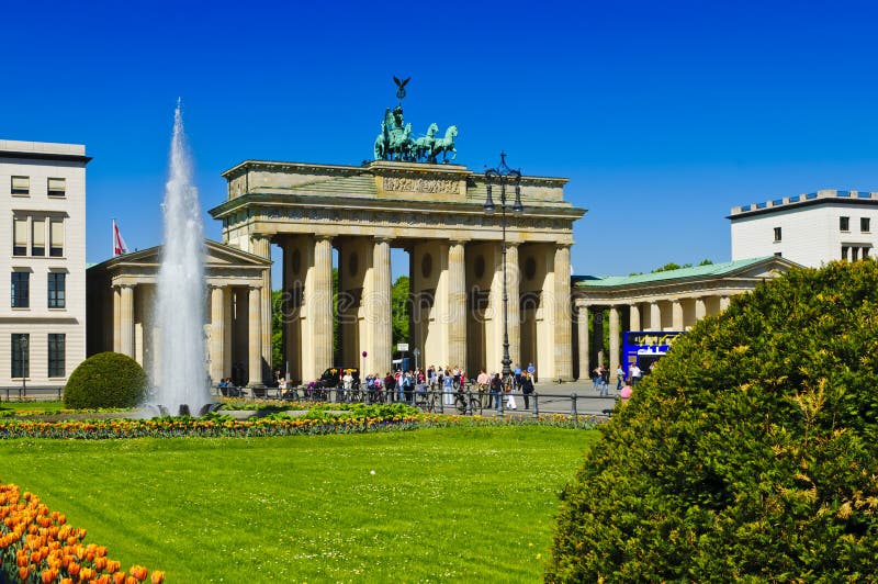 Touristes à la Porte de Brandebourg à Berlin photos stock Touristes à la Porte de Brandebourg à Berlin photos stock
