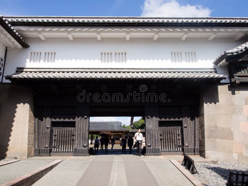 Touristes écrivant les portes du château historique de Kanazawa photographie stock Touristes écrivant les portes du château historique de Kanazawa photographie stock