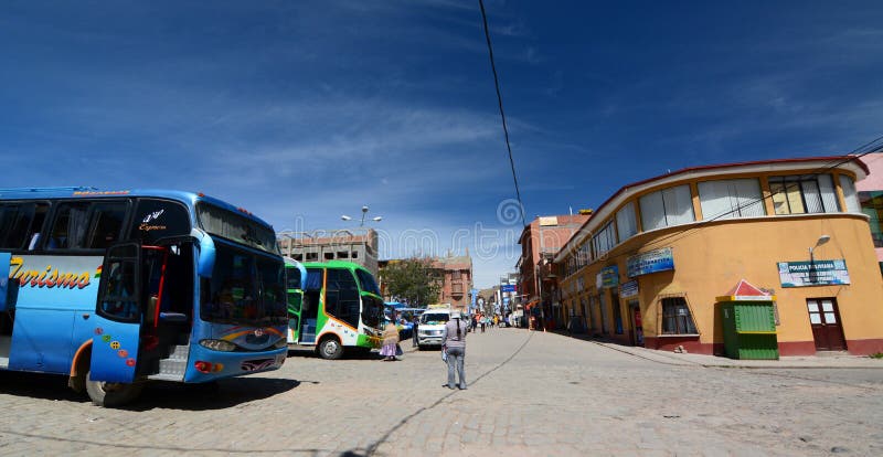 Touristic bussar i stadmitten copacabana Lake Titicaca _ royaltyfri fotografi Touristic bussar i stadmitten copacabana Lake Titicaca _ royaltyfri fotografi