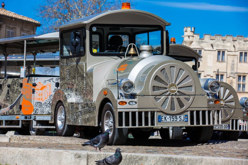 Touristic drev på fyrkanten nedanför slotten av påvarna i Avignon royaltyfria bilder Touristic drev på fyrkanten nedanför slotten av påvarna i Avignon royaltyfria bilder