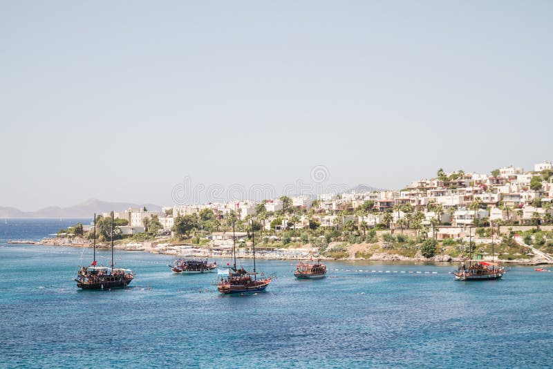 Touristic segla fartyg nära stranden av Akyarlar, Bodrum arkivbild Touristic segla fartyg nära stranden av Akyarlar, Bodrum arkivbild