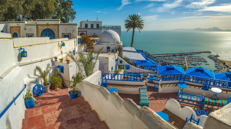 Touristic живописная деревня Sidi Bou сказала Известное кафе с красивым видом Тунис стоковое фото Touristic живописная деревня Sidi Bou сказала Известное кафе с красивым видом Тунис стоковое фото