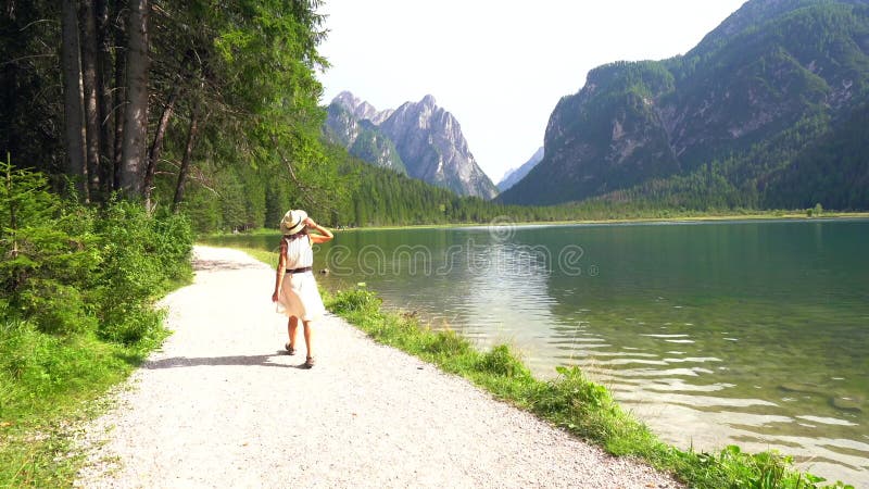 Touristique avec vue imprenable sur le lac dobbiaco dans les dolomites italie banque de vidéos