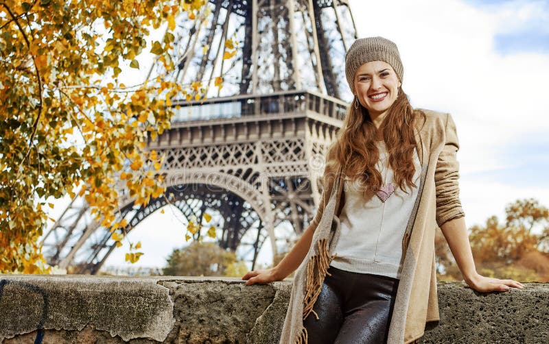 Touristische Frau auf Damm nahe Eiffelturm in Paris, Frankreich lizenzfreie stockfotografie Touristische Frau auf Damm nahe Eiffelturm in Paris, Frankreich lizenzfreie stockfotografie