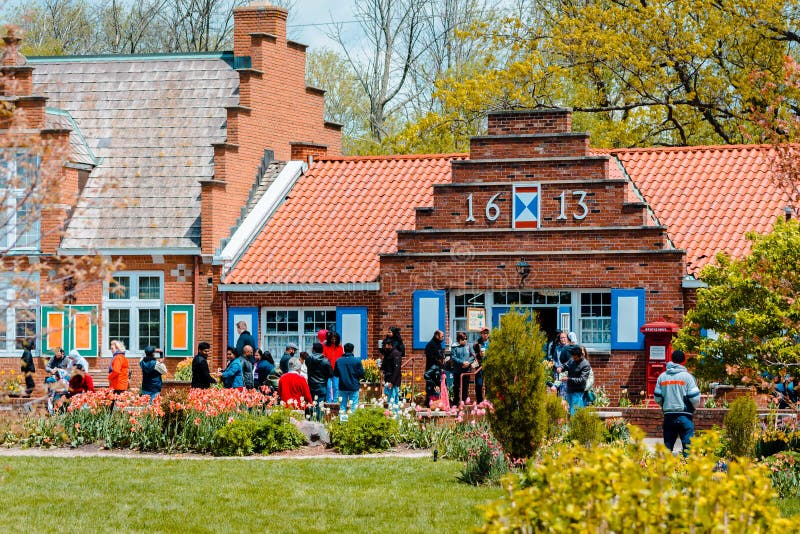 Touristische Geschäfte auf Windmühleninsel in Holland Michigan während der Tulpenzeit lizenzfreie stockfotografie