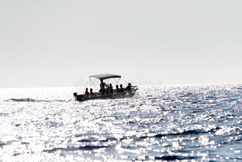 Touristische Migranten Menschen seaP Motorbootschiff auf