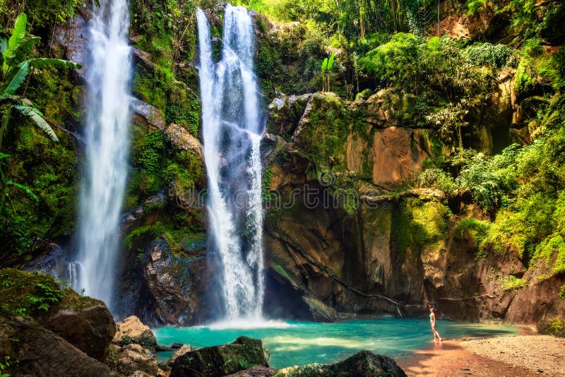 Touristisches aufgeregtes Hawaii-Frau durch Wasserfall stockbilder Touristisches aufgeregtes Hawaii-Frau durch Wasserfall stockbilder