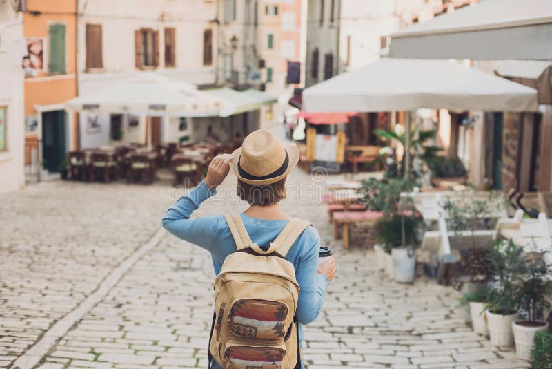 Touristisches M? dchen, das in die Stadt w? hrend der Ferien geht Nette Frau, die im Ausland in Sommer reist Reise und aktives Lebe stockfoto