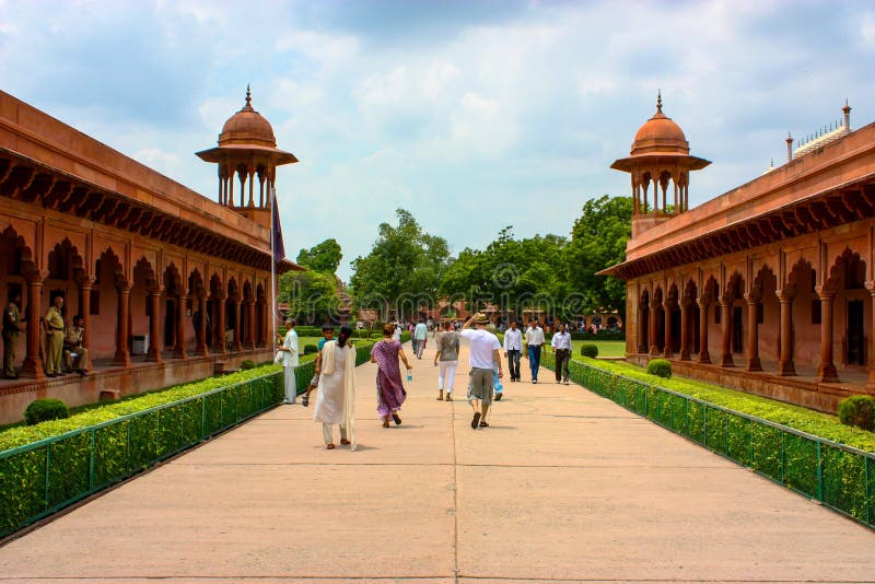 Agra, India - August 19, 2009: tourists along the boulevard through the Taj Mahal Eastern Gate in Agra, India royalty free stock image Agra, India - August 19, 2009: tourists along the boulevard through the Taj Mahal Eastern Gate in Agra, India royalty free stock image