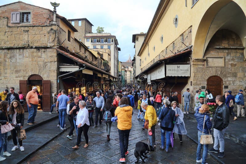Tourists on the Ponte Vecchio Bridge Over Arno River in Florence ...