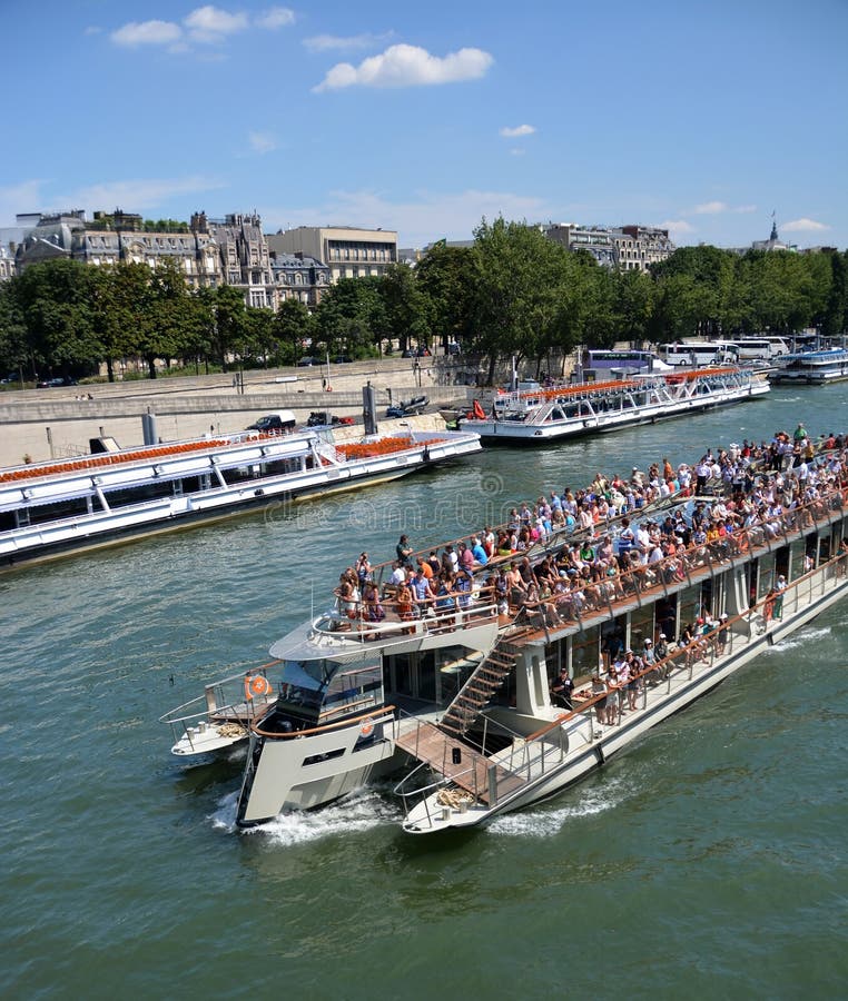 tourist boat paris seine