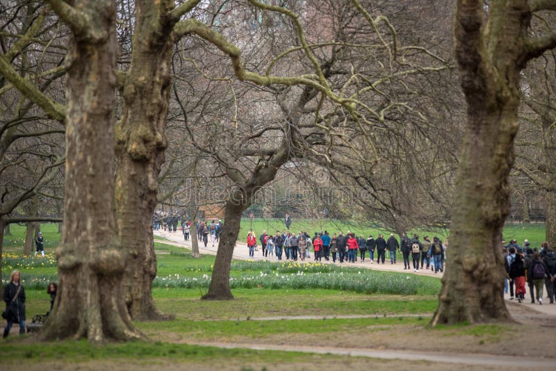 Tourists walking in Green Park, London stock photography Tourists walking in Green Park, London stock photography