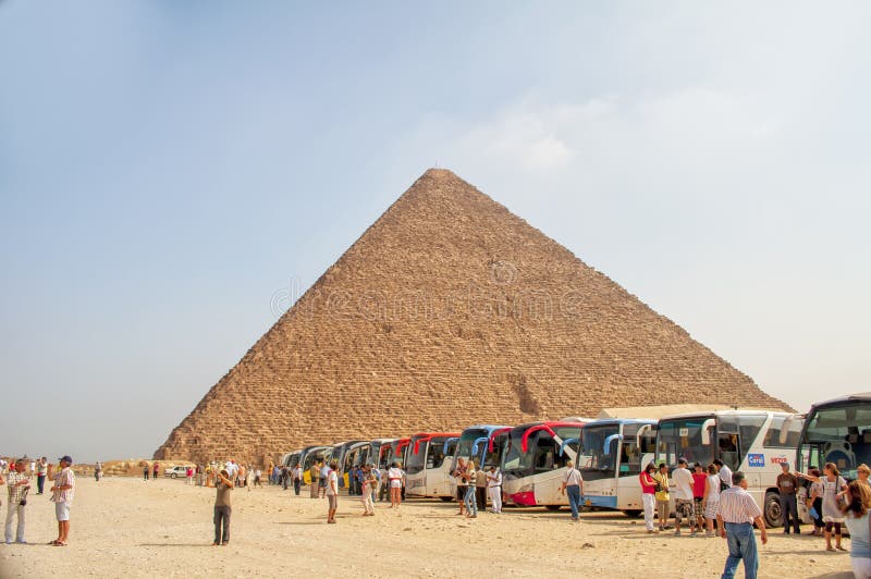 Tourits en grande pyramide en Egypte, Gizeh photos libres de droits Tourits en grande pyramide en Egypte, Gizeh photos libres de droits