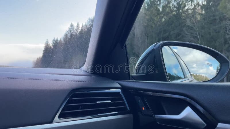 Tournage depuis le siège passager d'une voiture la voiture se déplace à haute vitesse vue de la fenêtre banque de vidéos