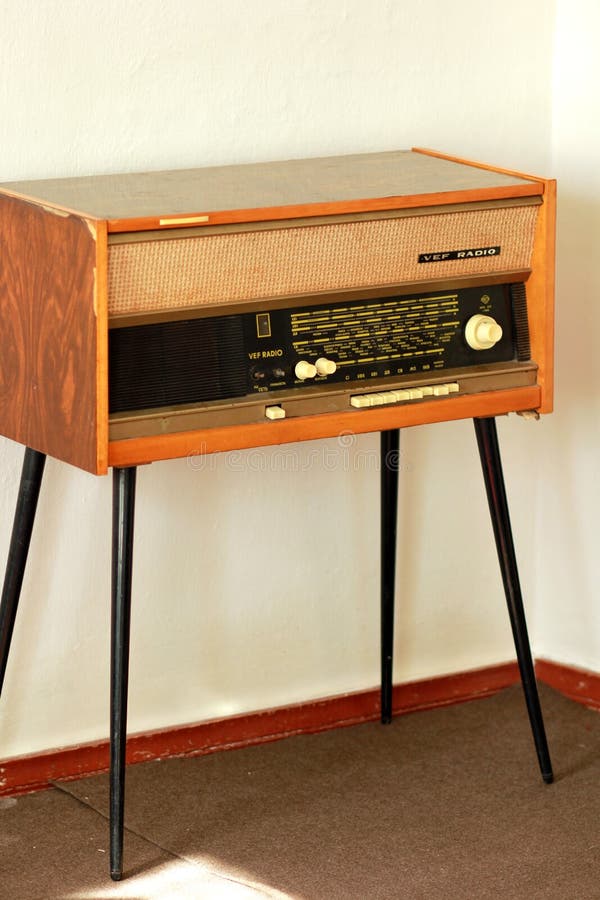 Tourne-disque par radio soviétique du vieux vintage VEF photo libre de droits Tourne-disque par radio soviétique du vieux vintage VEF photo libre de droits