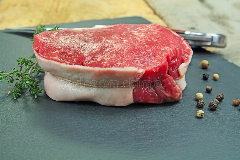Tournedos cru de boeuf photo stock. Image du panneau 172722416