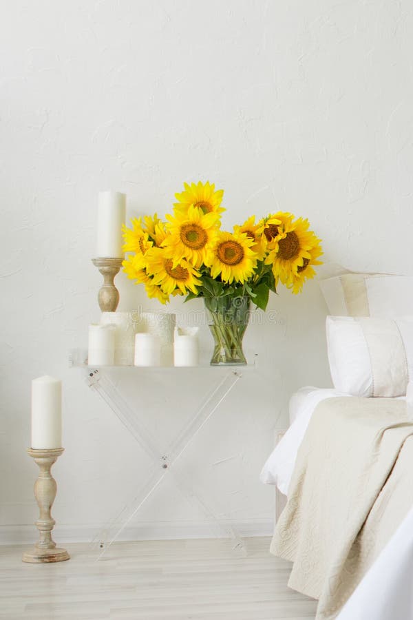 Tournesol sur la table dans un vase à l'intérieur d'une salle lumineuse photographie stock Tournesol sur la table dans un vase à l'intérieur d'une salle lumineuse photographie stock