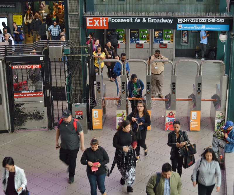 Tourniquet de déplacement et entrant de personnes de station de MTA de la Reine New York de souterrain de NYC photos libres de droits Tourniquet de déplacement et entrant de personnes de station de MTA de la Reine New York de souterrain de NYC photos libres de droits