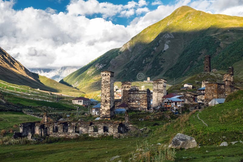 Tours de Svan du village célèbre d'Ushguli, la communauté de Chazhashi Svanety la Géorgie Tamara la grande tour sur images libres de droits Tours de Svan du village célèbre d'Ushguli, la communauté de Chazhashi Svanety la Géorgie Tamara la grande tour sur images libres de droits