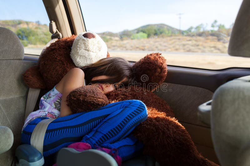 Tours fatigués de petite fille à travers le désert de sud-ouest en mer de propulseur image stock Tours fatigués de petite fille à travers le désert de sud-ouest en mer de propulseur image stock