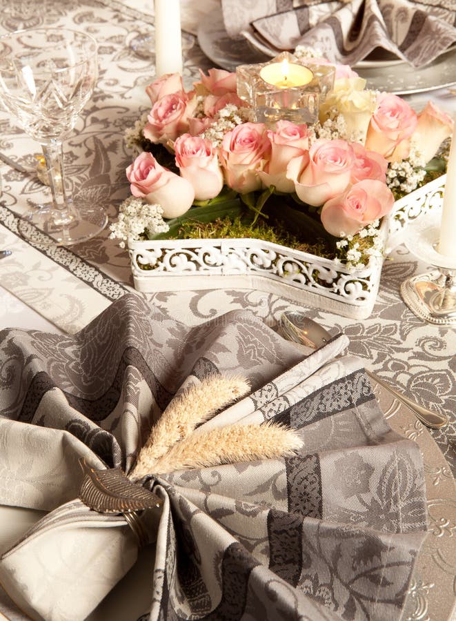 Tovaglioli e rose immagine stock Tovaglioli e rose immagine stock
