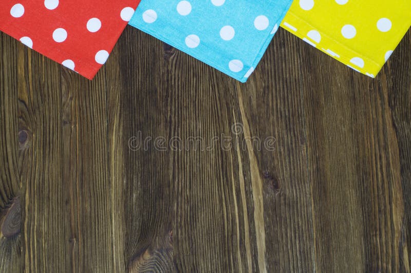 Tovaglioli variopinti del pois su fondo di legno fotografie stock libere da diritti Tovaglioli variopinti del pois su fondo di legno fotografie stock libere da diritti